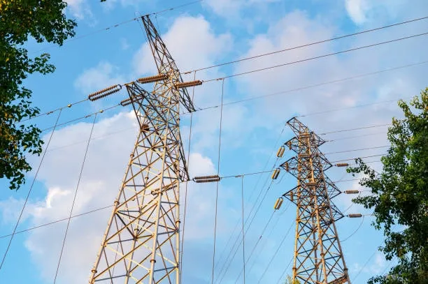 High-Voltage vs Low-Voltage Power Transmission