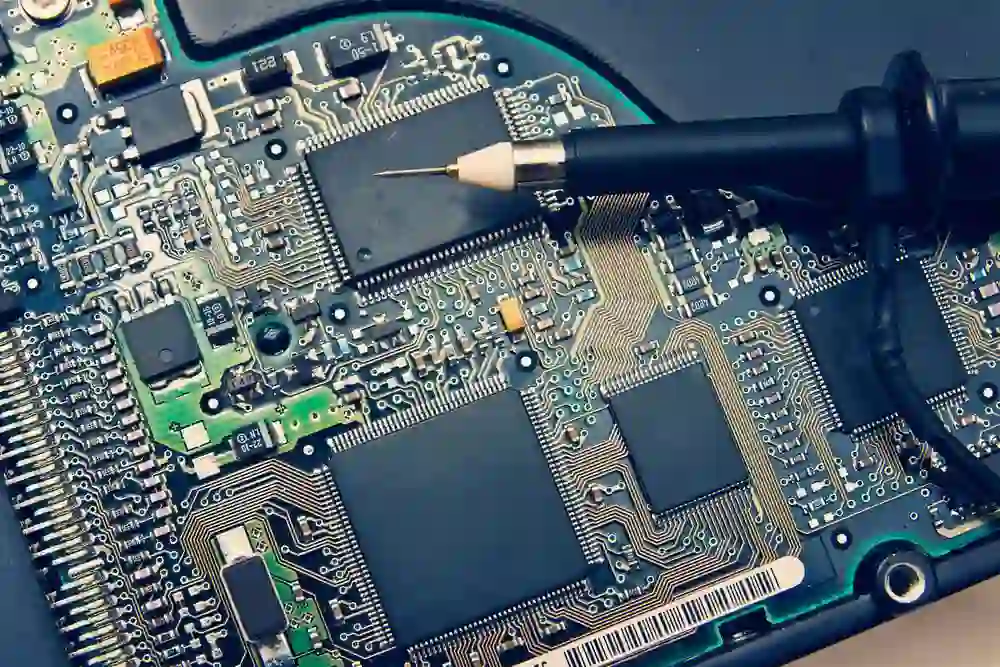 Fine-pitch component with solder paste on PCB