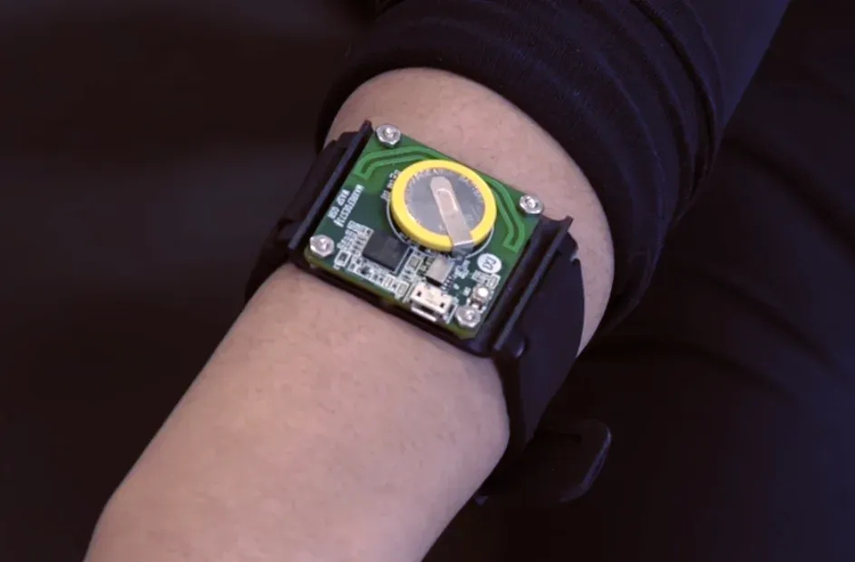 Fitness tracker with skin contact PCB sensor on wrist