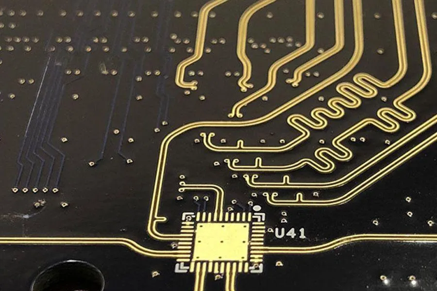 PCB trace with controlled impedance for RF signals