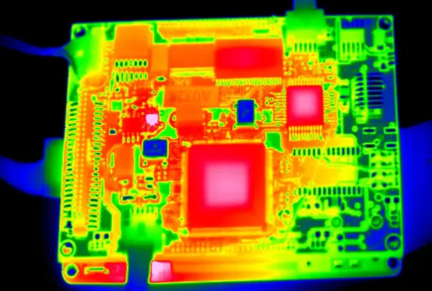 Thermal simulation of a high-current PCB design showing heat distribution around PTHs.