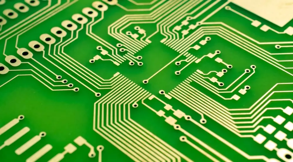 RF PCB trace design diagram showing width, spacing, and geometry.