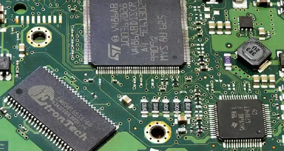 Cross-section of PCB showing outer layer copper thickness for high-current design.