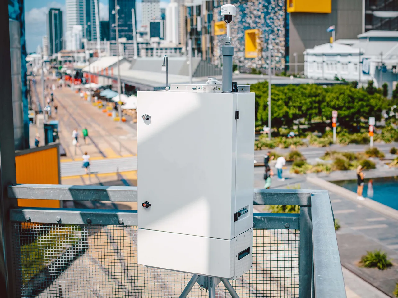 Low-power air quality monitor deployed in urban environment