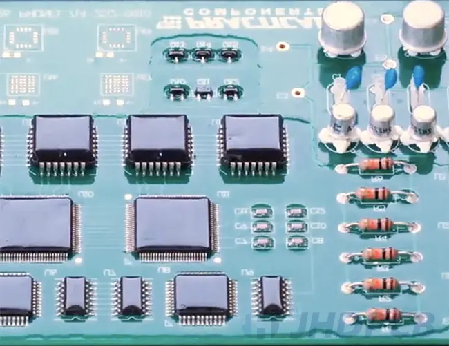 Comparison of PCB with and without conformal coating for environmental protection.